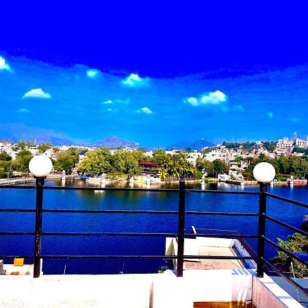 ウダイプル The New Lake Front Bed & Breakfast エクステリア 写真